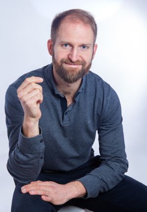 Maček Tomáš - kontakt, jméno, pravá vizitka, fotka, původního zakladatele, foundera, aktuálního jednatele, CEO, spolumajitele, přiděleného specialisty z nebankovní společnosti DůmDluhů