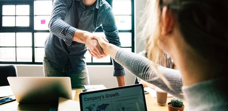 podání ruky po podpisu smlouvy a vyplacení firemního financování 